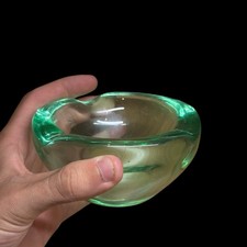 Cendrier en cristal soufflé coloré vert signé Daum France Art Déco