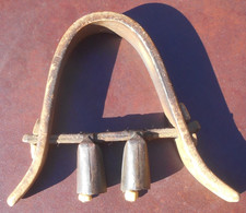 Une Cloche ou Sonnaille Double en Bois    !