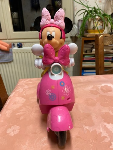Minnie mouse sur son scooter - sur,