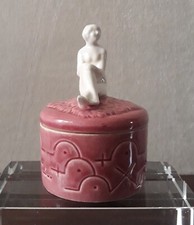 Ancienne Baigneuse en faïence sur boite à poudre aussi en faïence