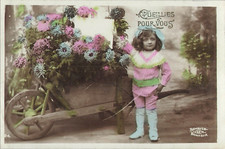 CP CUEILLIES POUR VOUS ENFANT ELEGANT AV EC BROUETTE DE FLEURS