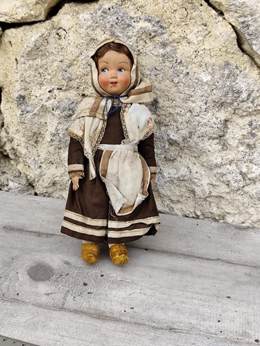 Ancienne poupée folklorique