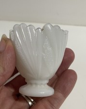 ANCIEN COQUETIER BLANC EN OPALINE DE FOIRE  COLLECTION DECO CUISINE