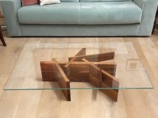 Très belle table basse Ligne Roset en verre, piètement en noyer massif -