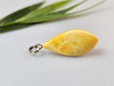 Pendentif en ambre brut