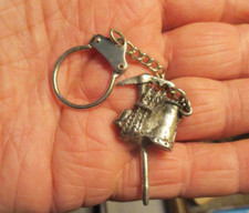 Ancien Porte clé d'Alpiniste au Piolet , Chaussure et Corde de Montagne : Métal