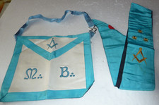 écharpe et un tablier de