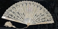  EVENTAIL en Dentelle, peint à la gouache et incrusté de NACRE, fin du XIX