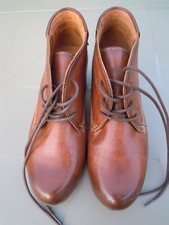 PAIRE DE PETITES BOTTINES