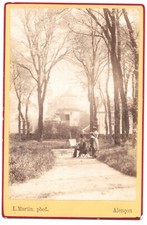 Photo Cabinet Peintre à son chevalet dans les jardins du chateau d'Alencon