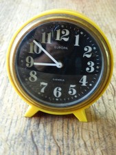 joli petit réveil vintage marque Europa 2 rubis couleur jaune vintage collection