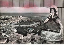 85 ILE D YEU AA#DC170 PORT JOINVILLE POUPEE EN COSTUME TRADITIONNELLE BATEAUX