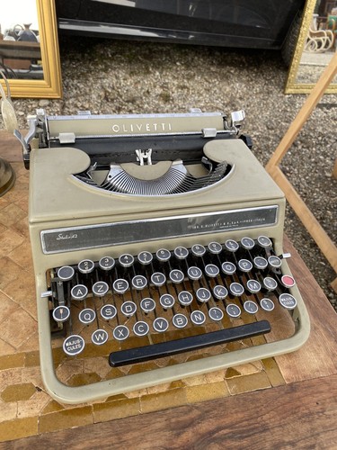 Machine écrire olivetti - À,