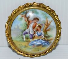 -JOLIE ANCIENNE BROCHE PORCELAINE de LIMOGES JEUNES GENS  tour laiton torsadé