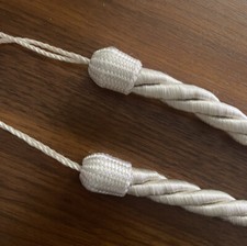 2 embrasses pour double-rideaux couleur écru satiné