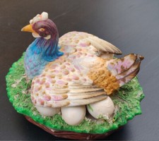 Staffordshire, Poule couvant des oeufs sur un panier en vannerie, 19ème