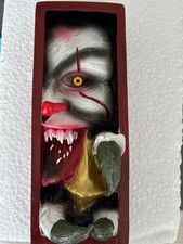 figurine statue de livre clown