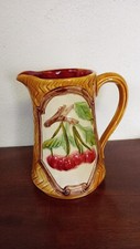 Pichet  en Barbotine Décor aux cerises .