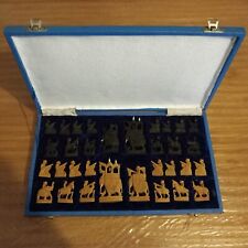 Jeu d'échecs ancien en bois de santal sculpté, en coffret.