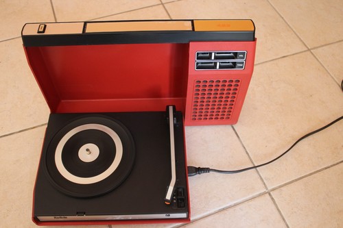 Tourne disque vintage rouge - disque,