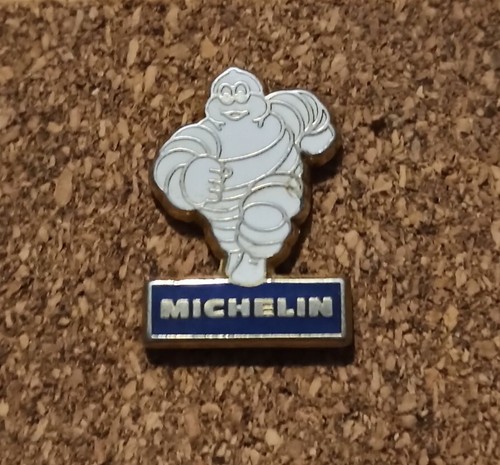 Pin bonhomme michelin - pin's,