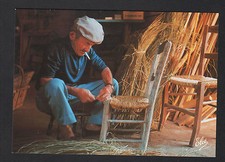 En GASCOGNE (32) ARTISAN VANNIER REMPAILLEUR de CHAISE au travail