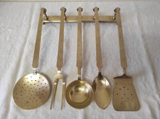Ancien Serviteur avec 5 ustensiles de cuisine en bronze de 38 cm
