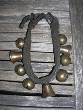 ancienne grelottiere collier en cuir 6 grelot ( no 5 ) et 3 cloche clochette