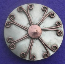 Art Déco BROCHE ou PENDENTIF bouclier style Jean Augis métal et cuivre