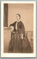 CDV 1865 Femme aux fleurs