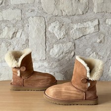 UGG Bailey Button S/N 5803