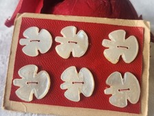 Rare petite plaque boutons
