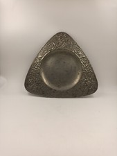 Grande assiette Art Nouveau étain plat triangulaire décor feuillages années 1900
