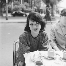 Tirage Photo sur papier  argentique femme parisienne PARIS  1960 format 30x30cm