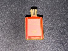 (AB) PINS BADGE ENAMEL VINTAGE ARTHUS BERTRAND PARFUM REMINISCENCE PATCHOULI