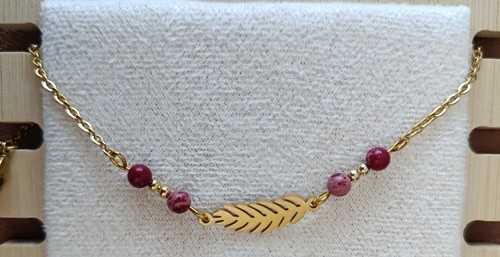 Bracelet doré fait - , main