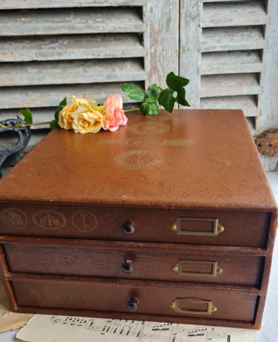 Ancienne boite couture - a, en
