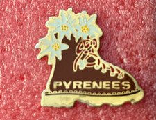 T39 Pins Tourisme LES