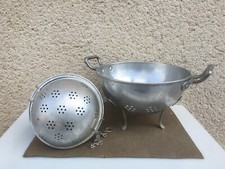 Ancienne passoire et boule à