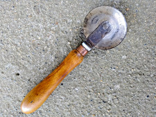 ANCIENNE ROULETTE D'IMPRIMERIE - DEBET - OUTIL DE RELIEUR IMPRIMEUR -