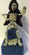 HALLOWEEN - SQUELETTE ASSIS CHANTANT ET DANSANT CAPE NOIRE 