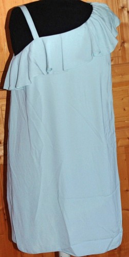 Robe cérémonie une - une, Épaule