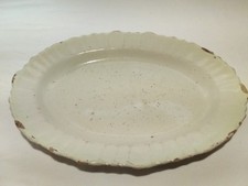 ANCIEN PLAT EN TERRE CUITE OCRE.