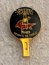 Pin’s Perrier Rare Tennis  De Table Noir Dorée Boisson Nîmes Crocodile Ping Pong