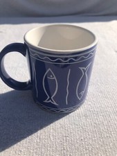 MUG publicitaire Daniel Jouvance , décor poissons bleus , pas de défaut .