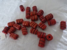 perle en verre vintage, lot de 25 perle forme tube en verre  rouge à filet noir