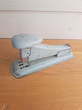Ancienne agrafeuse de bureau en métal bleu production France