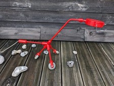 Lampe tripode de bureau Kila "red dog" IKEA / Harry Allen / post moderniste