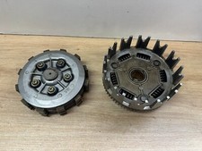 UN EMBRAYAGE CLOCHE NOIX