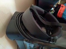 Casque VR Oculus Rift S avec ses manettes le câble de connexion et son carton.